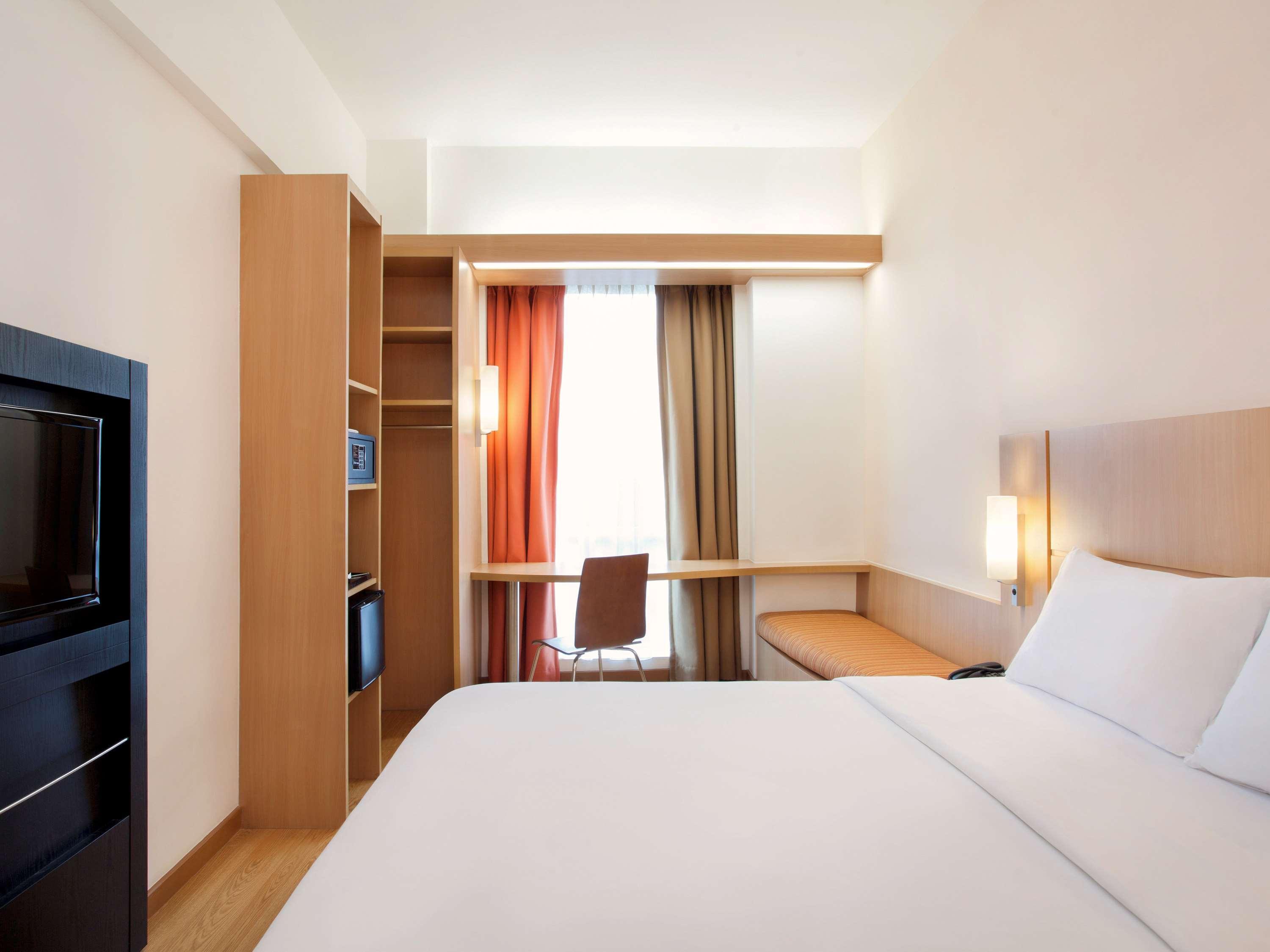 Отель Ibis Bandung Trans Studio Экстерьер фото